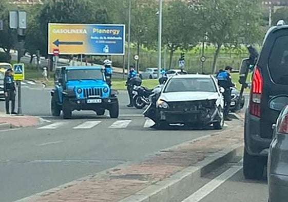 La colisión entre dos turismos en la glorieta de la Policía Local.