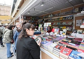 Público en una de las casetas de la Feria del Libro de este año.