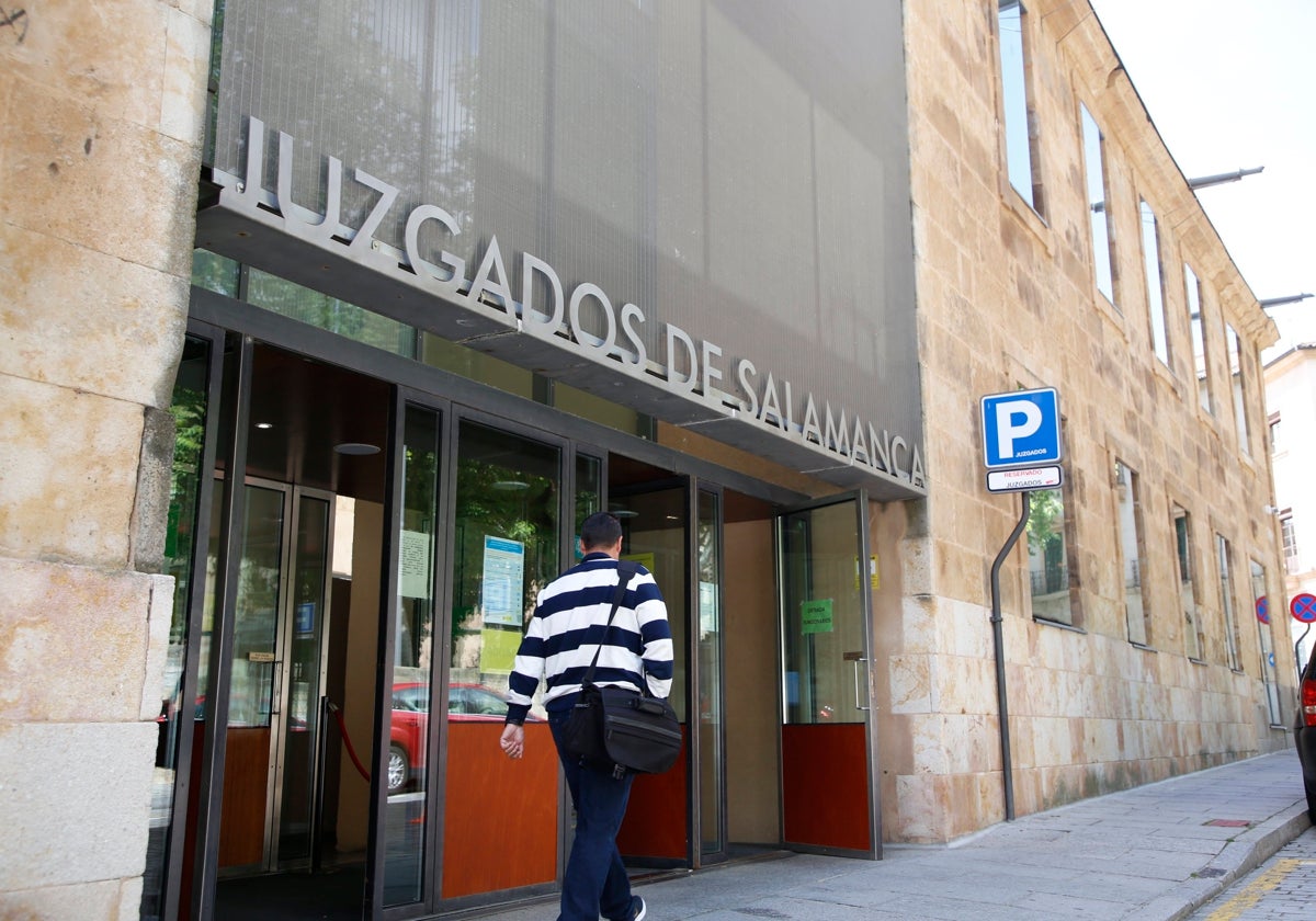 Cuatro acusados, a juicio por asaltar una pizzería en Béjar y huir con el dinero de la caja y el ciclomotor de reparto