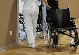 Una sanitaria con varias sillas de ruedas.