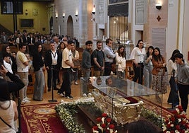 Veneración del cuerpo de Santa Teresa en Alba de Tormes.