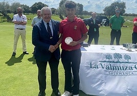 José Ignacio Jiménez, presidente de la Federación de Golf de Castilla y León, entregando uno de los premios.