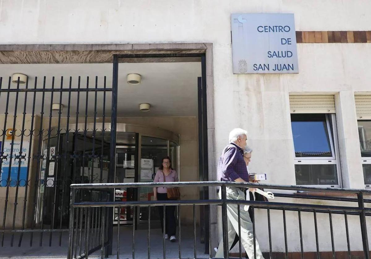 Tres pacientes salen del centro de salud de San Juan.
