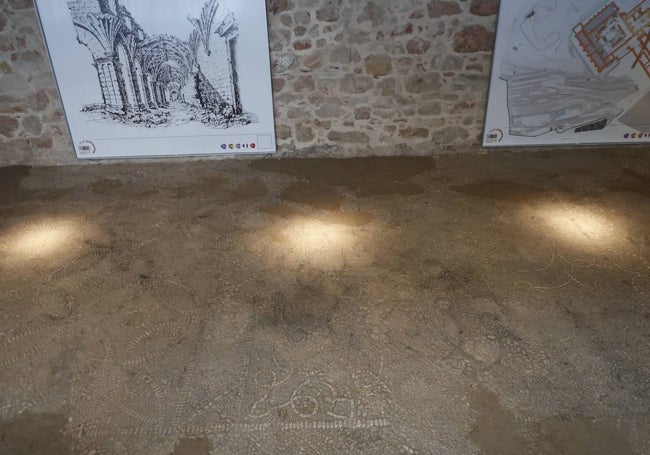 Suelo original del siglo XVI formado por mosaicos de canto rodado y huesos de animal, que formó parte del convento de San Vicente.
