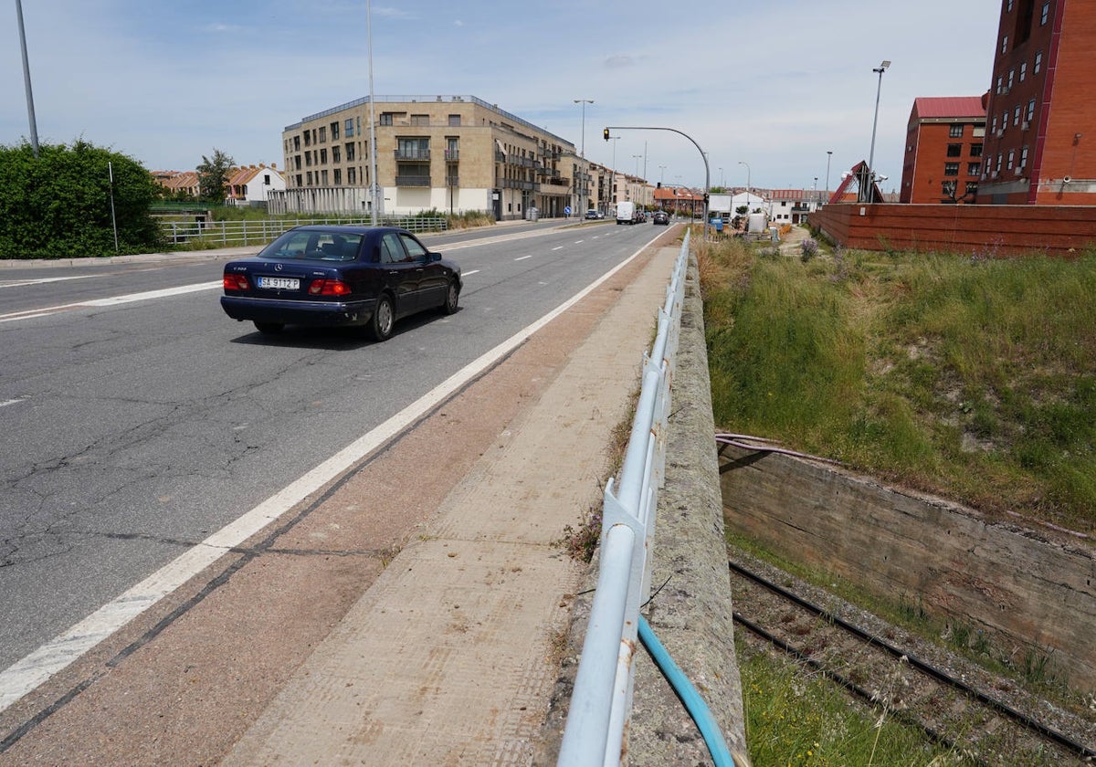 Un vehículo circula sobre el puente de Saavedra y Fajardo, la entrada sur de la ciudad que se cerrará durante ocho meses.