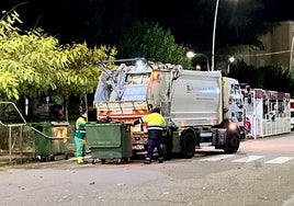 Imagen de dos trabajadores del servicio de recogida diaria de la basura en Béjar.