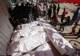 Palestinos llevan los cadáveres de las víctimas de un ataque de Israel en Gaza.