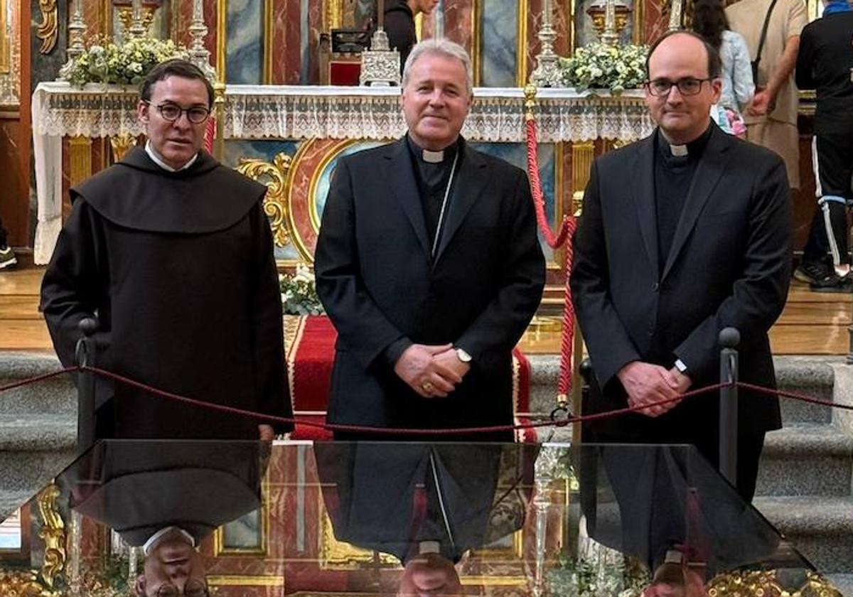 El prior, Miguel Ángel González, el arzobispo de Burgos, Marío Iceta y Carlos Azcona, esta mañana en Alba de Tormes.