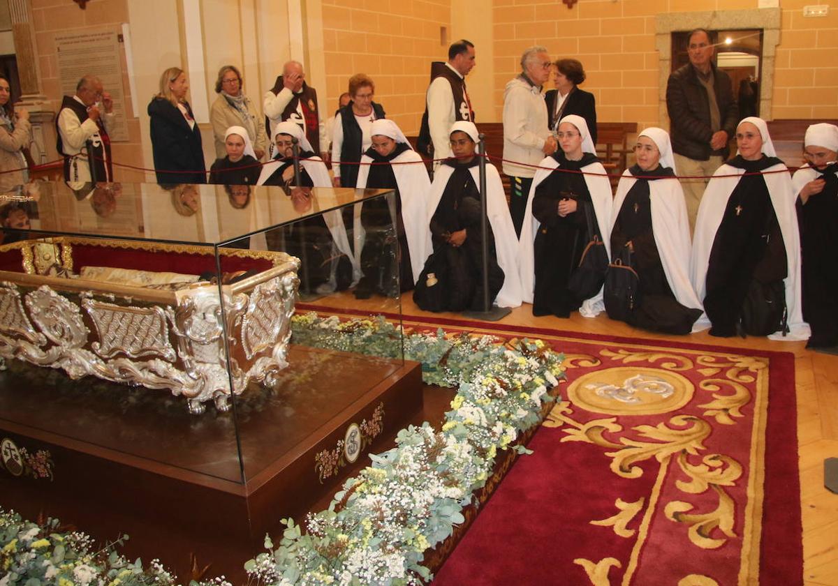 ¿Cree que «no es un acierto» mostrar el cuerpo de Santa Teresa como asegura el obispo?