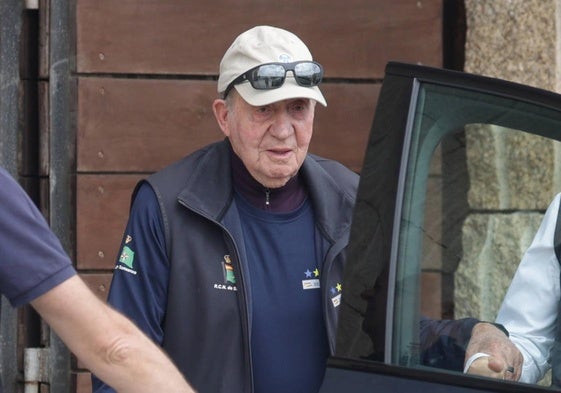 El Rey Juan Carlos a su salida del Real Club Náutico de Sanxenxo.