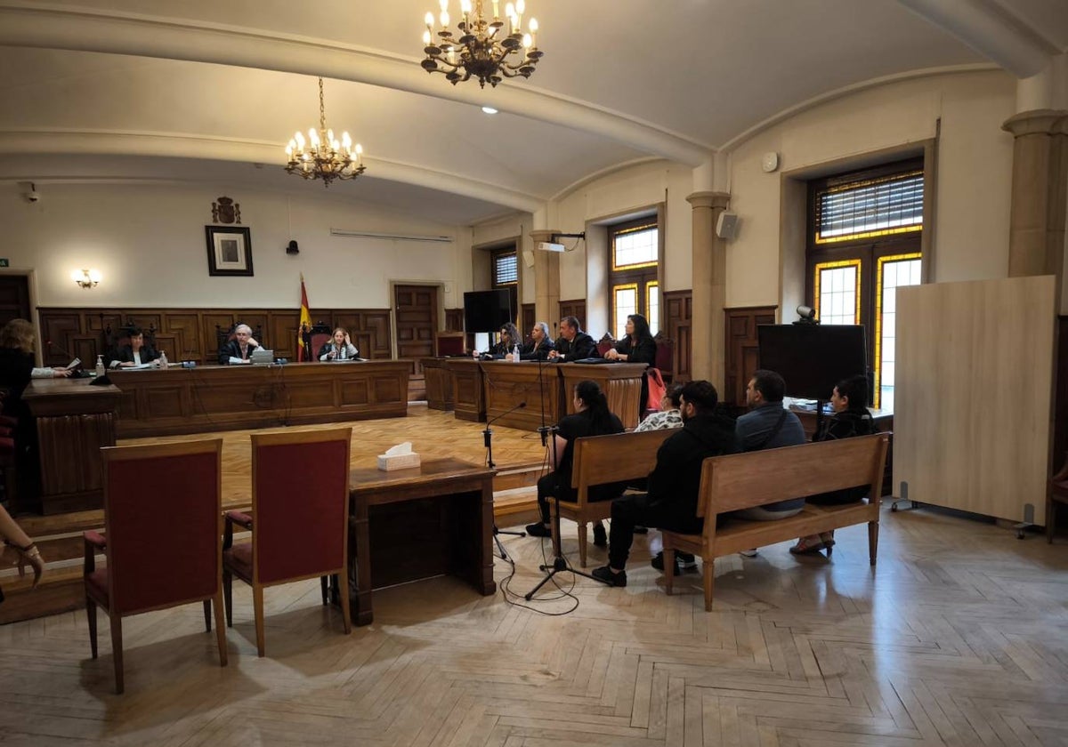 Los acusados durante la conformidad este lunes en la Audiencia Provincial.