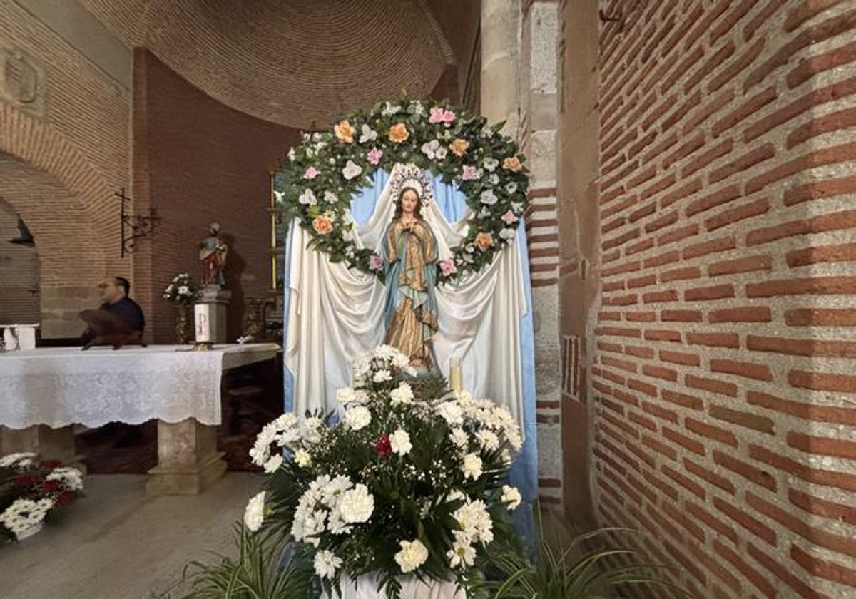 Altar dedicado a la Virgen María por el mes de mayo en Paradinas.