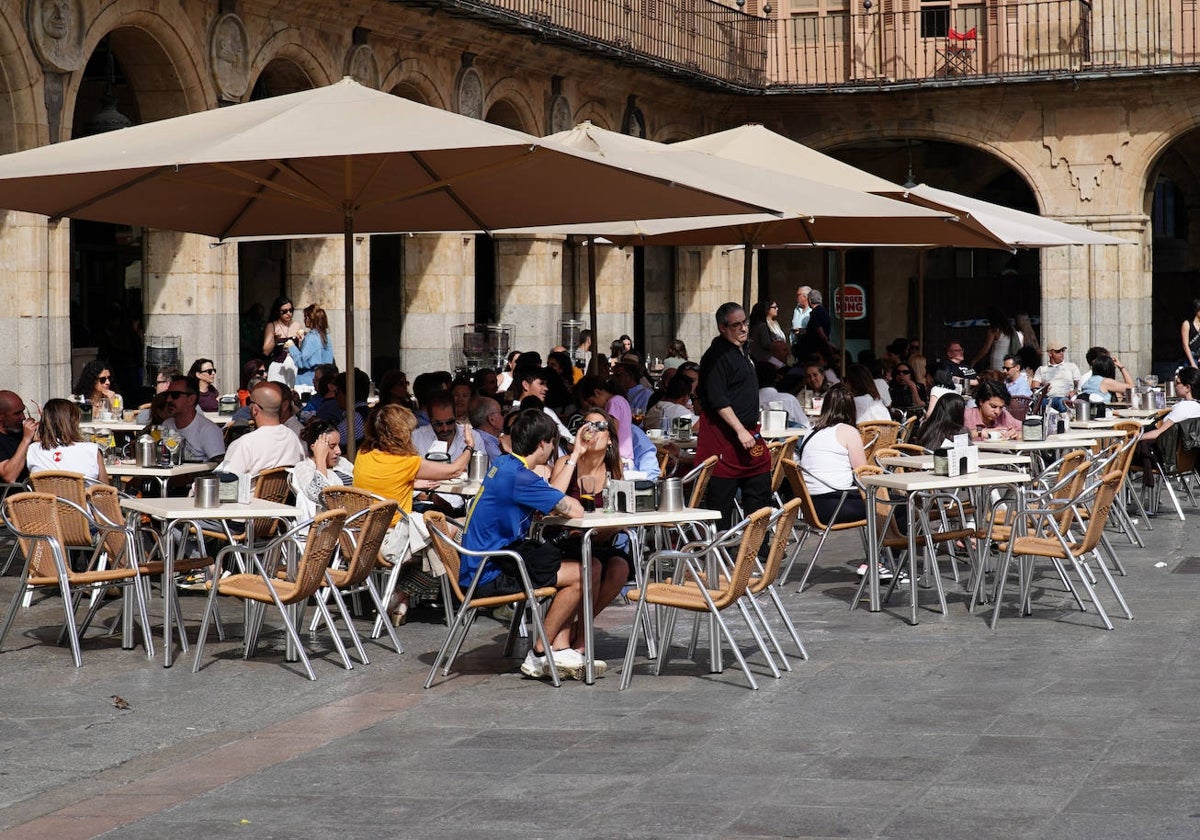 Turistas en terrazas de la Plaza Mayor, este fin de semana pasado.