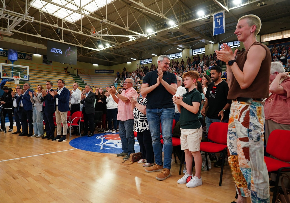 Familia, amigos, compañeros y representantes institucionales ovacionando en pie a Silvia tras anunciar su adiós.