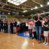 Familia, amigos, compañeros y representantes institucionales ovacionando en pie a Silvia tras anunciar su adiós.
