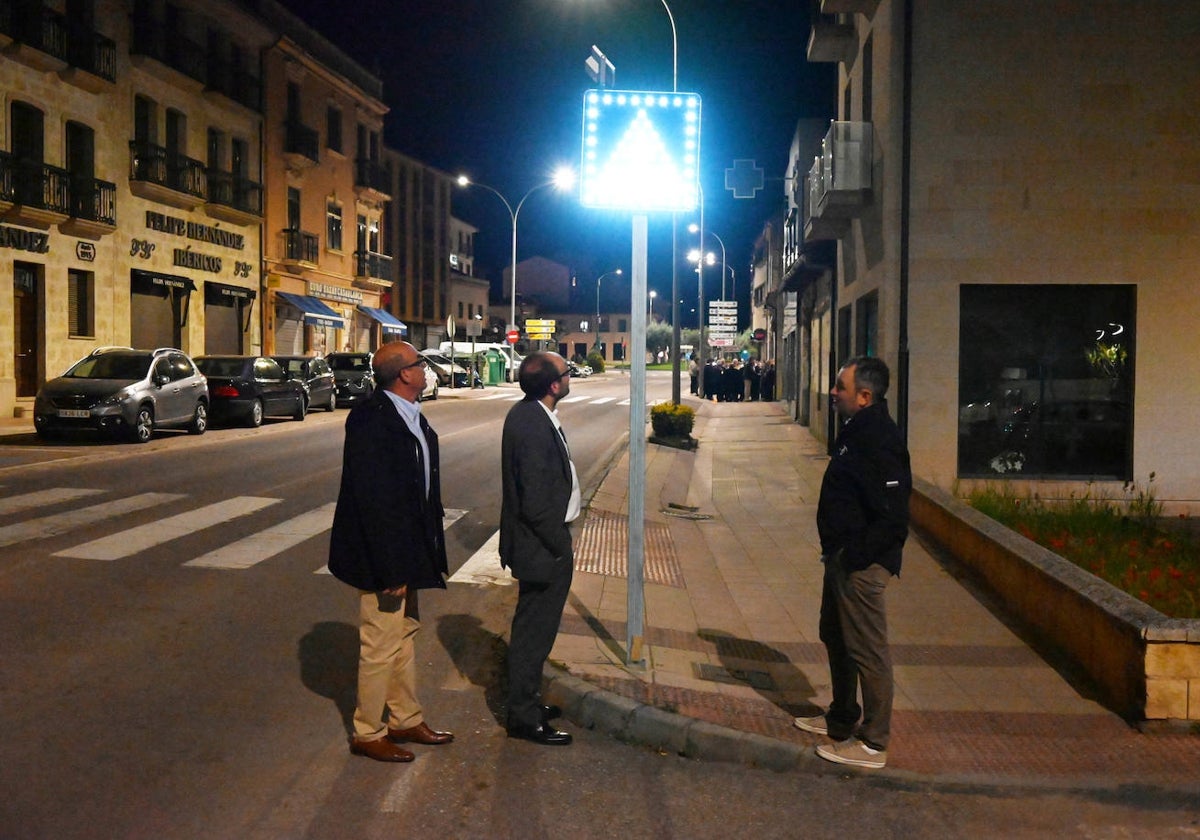 Visita de concejales y alcalde a las zons con nuevas señales luminosas.