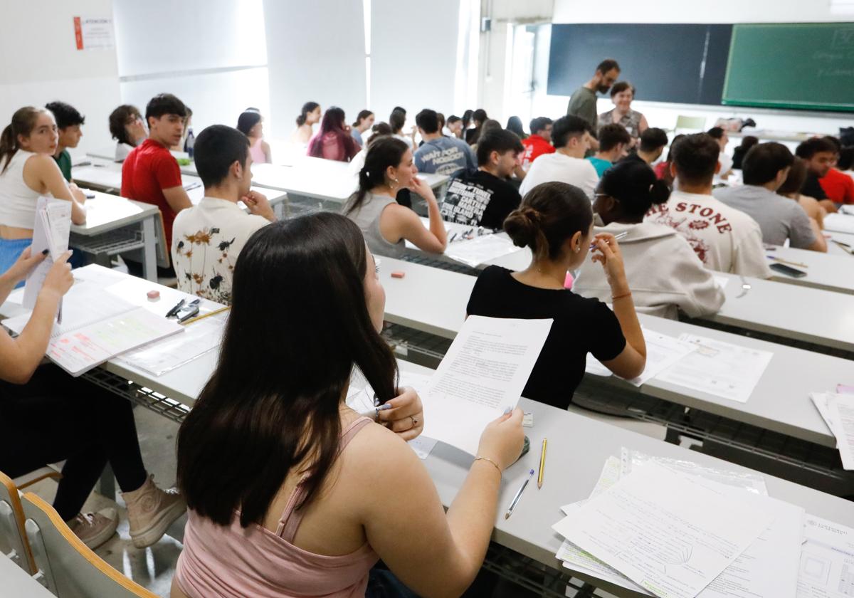 Varios estudiantes durante la prueba de acceso a la Universidad.
