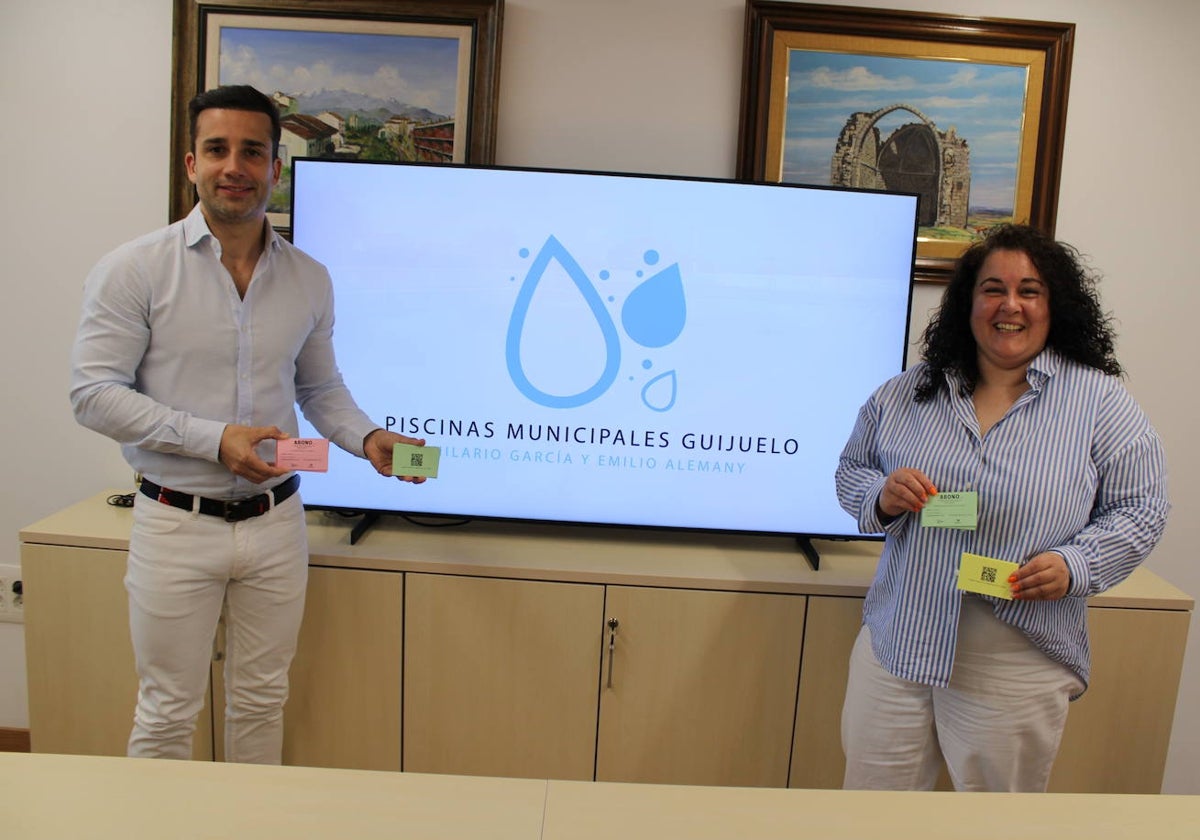 Jseús Manuel Hernández y Ana Pérez presentaron la nueva imagen de las piscinas municipales de Guijuelo.