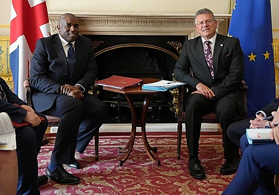 El ministro de Exteriores británico, David Lammy, y el comisario de Comercio y negociador de la UE para Reino Unido, Maros Sefcovic.