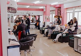 Alumnos de Peluquería del centro de FP Hernández Vera en una de las clases.