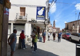 Vecinos en las plazas de Peñaranda de Bracamonte ayer por la mañana.