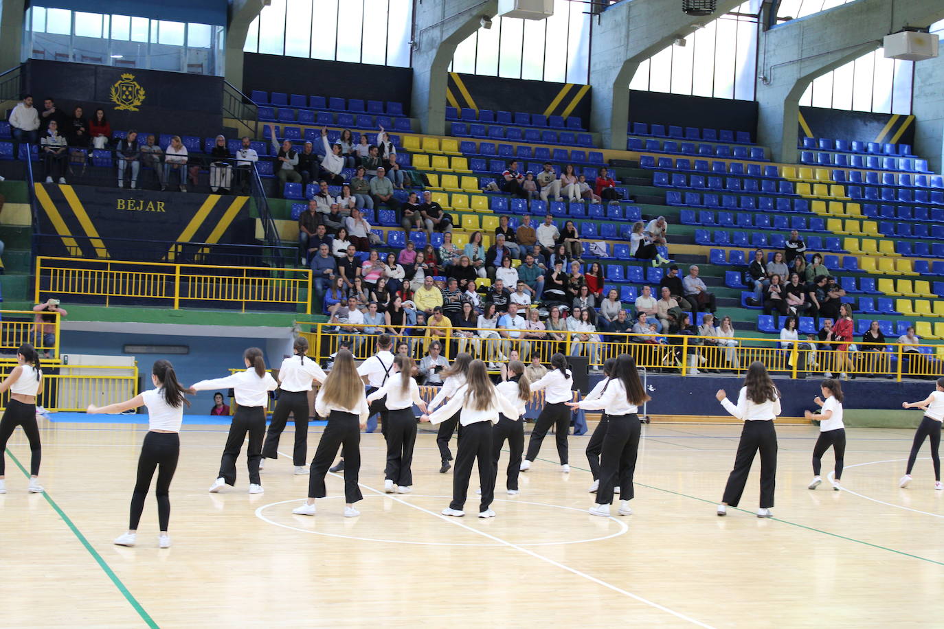Baile y kárate en el pabellón municipal de Béjar