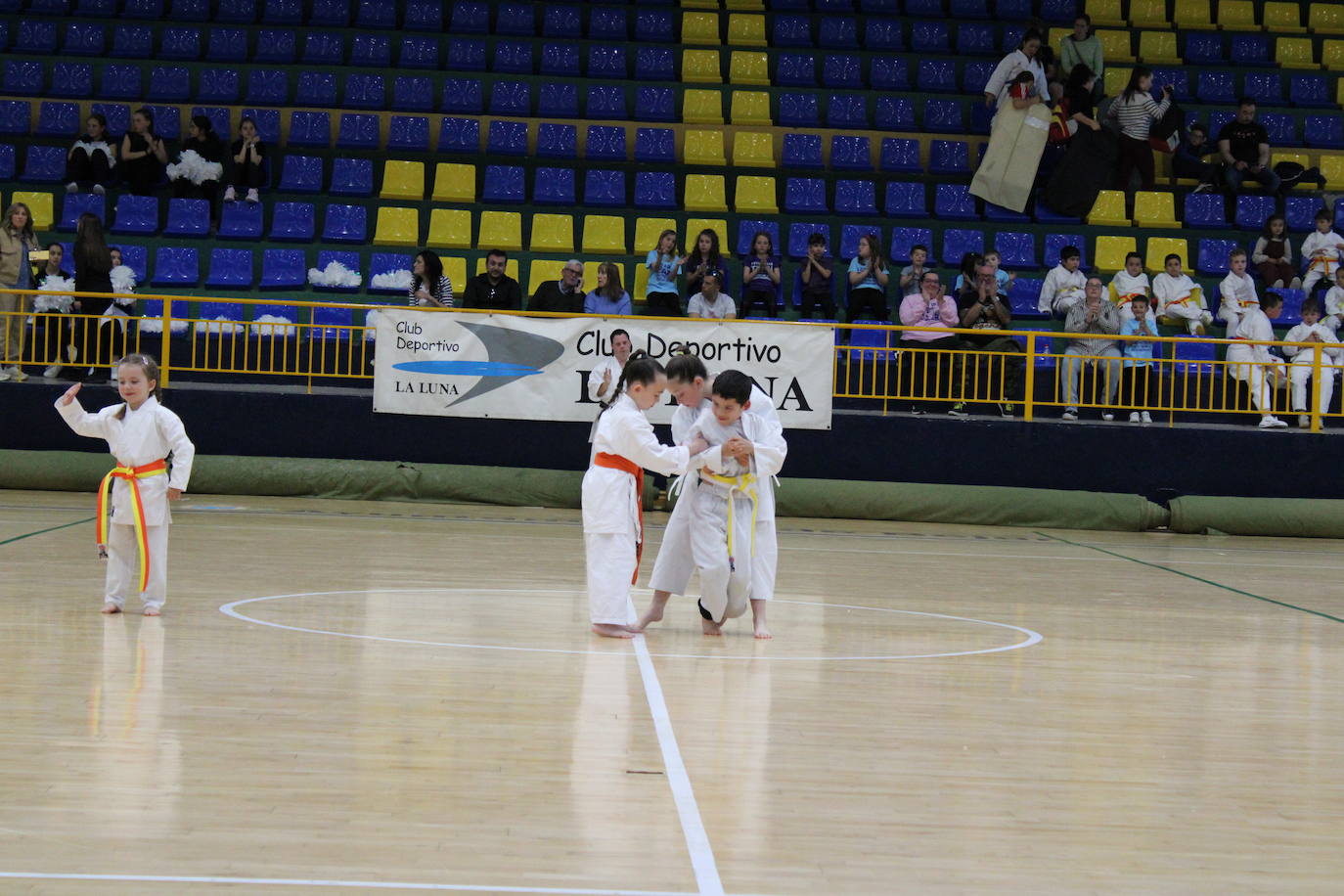 Baile y kárate en el pabellón municipal de Béjar
