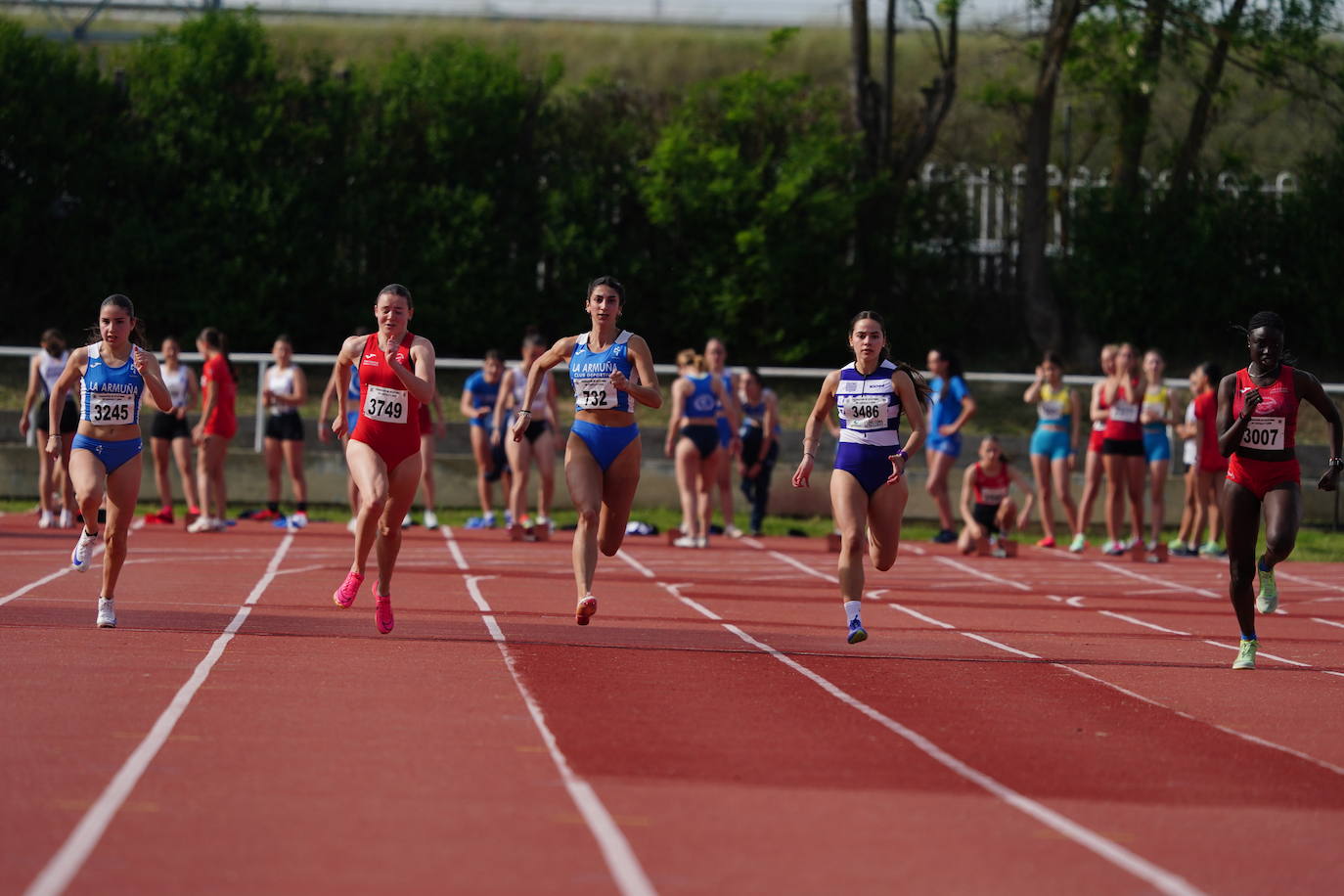 Otra gran tarde de atletismo en Las Pistas con marcas muy destacadas