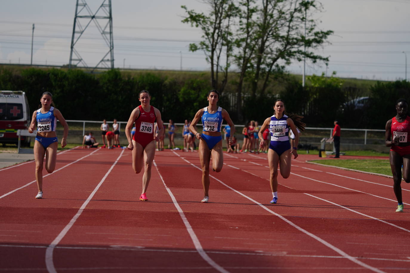 Otra gran tarde de atletismo en Las Pistas con marcas muy destacadas
