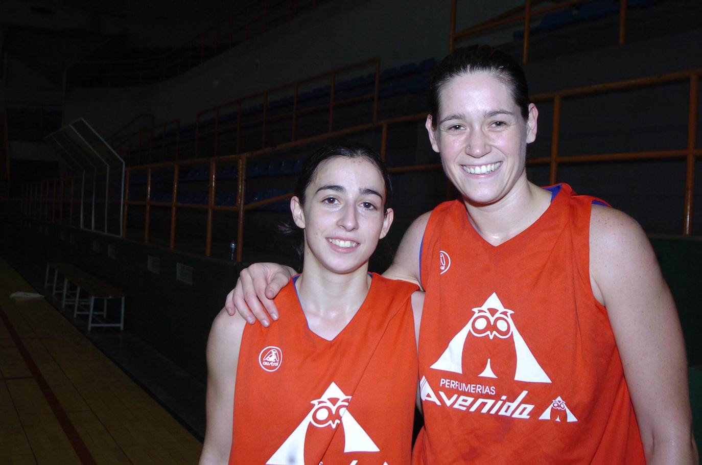 El 28 de septiembre de 2006, Avenida presenta a Anna Montañana que ya había estado en el equipo salmantino años atrás. Silvia y Anna venían de disputar torneos internacionales con la selección española. En la imagen, aparecen ambas tras el entrenamiento. 