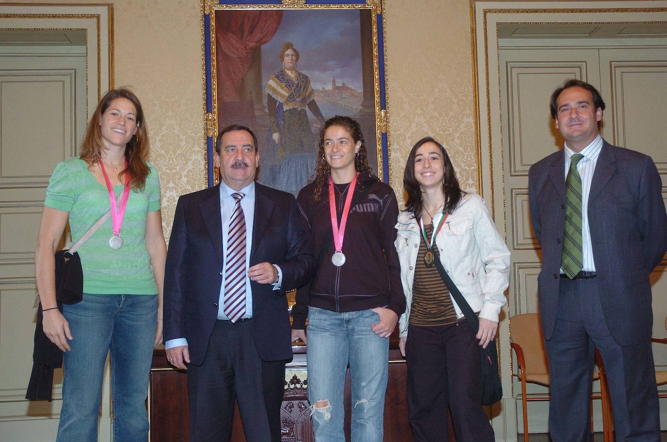 El alcalde de Salamanca, Julián Lanzarote, recibió el 11 de octubre de 2007 a las tres medallistas internacionales del Perfumerías Avenida. Anna Montañana e Isa Sánchez con la medalla de plata del Eurobasket senior de Italia y Silvia Domínguez, con la medalla de de oro del Eurobasket U20 de Bulgaria.