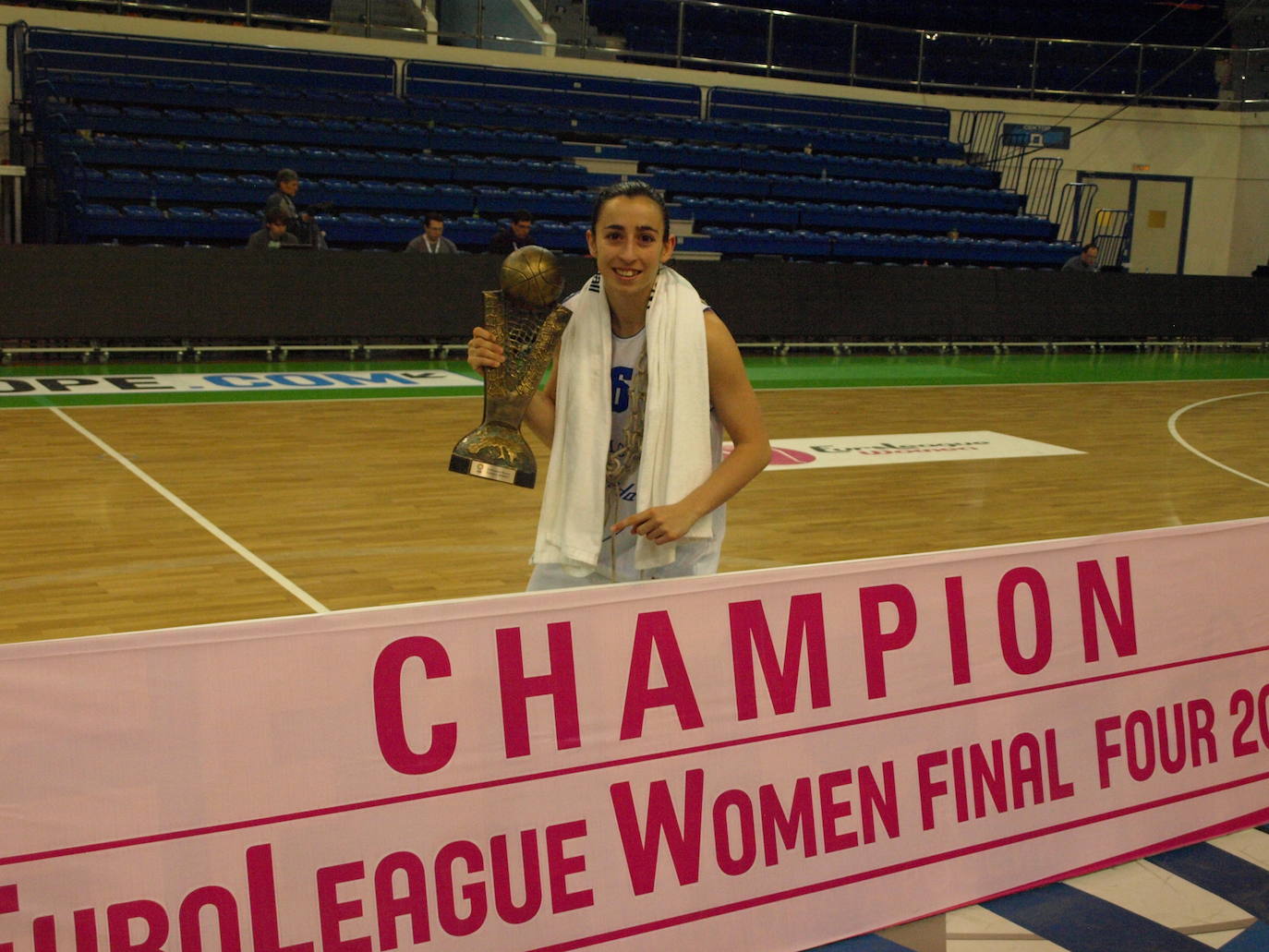 El 10 de abril de 2011 el Avenida logró su mayor gesta histórica al ganar la Euroliga femenina derrotando al Spartak de Moscú en la final de Ekaterimburgo. Silvia fue la máxima anotadora del equipo salmantino en la final con 16 puntos. En ese partido, igualó, con tan solo 24 años, a Yolanda Juanes como la jugadora que más veces había vestido la camiseta del Avenida: 237 partidos en todas las competiciones. En su retirada acabó con 694, prácticamente el triple. 