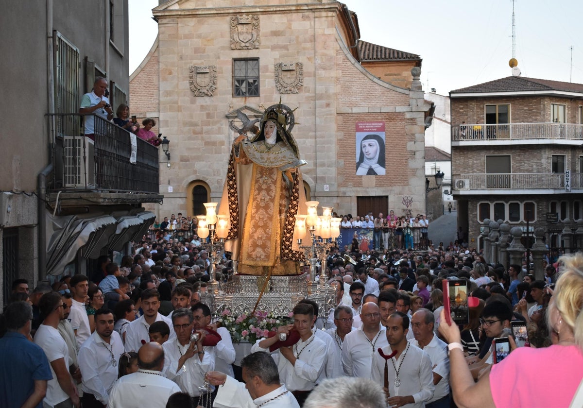 Alba se prepara para una histórica salida extraordinaria de Santa Teresa