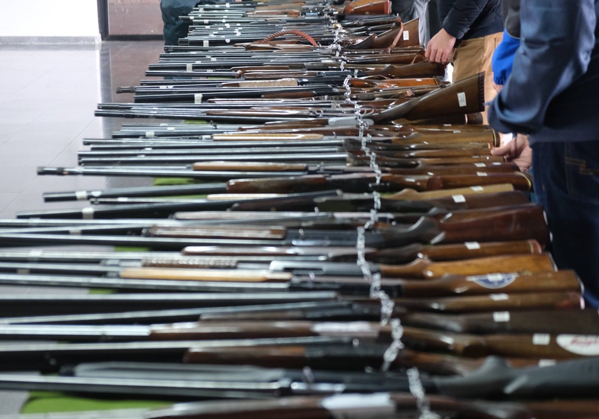 Cazadores de datos: juzgan en Salamanca a una pareja acusada de usar identidades falsas en la venta de armas