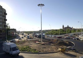 Asfaltado de la rotonda junto al puente de San José en el año 2000