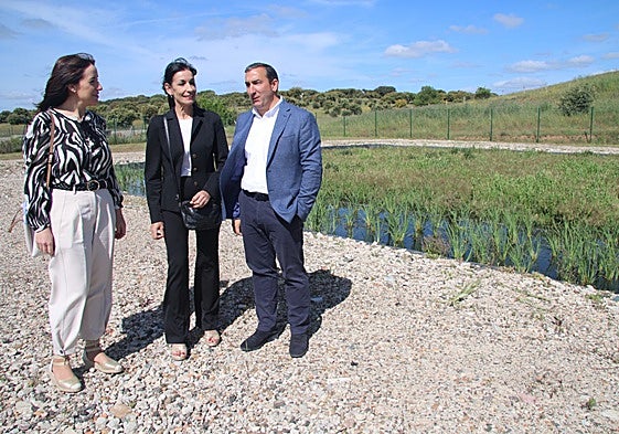 Pilar Sánchez, Julia Rivas y Eloy Ruiz en la nueva depuradora de Topas