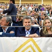 El Niño de la Capea y Núñez Feijóo en la barrera de Las Ventas.