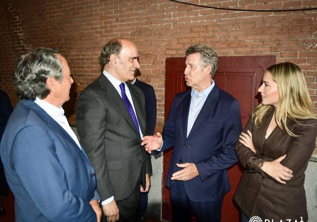 Feijóo conversa con el apoderado y ganadero Pablo Lozano en presencia de El Niño de la Capea en uno de los túneles de la plaza de toros de Las Ventas.