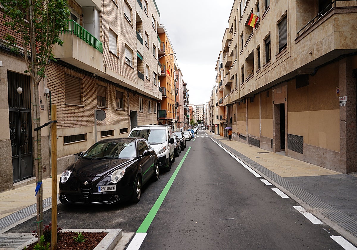 Una de la calles recién reformadas de Salesas en la que se puede ver una nueva jardinera y las aceras más anchas y bajas.
