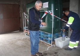 Un vecino de Rollán cogiendo agua en la cisterna cedida por Diputación.