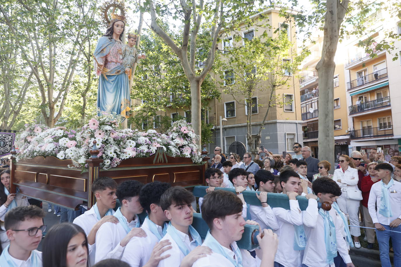 30 años de María Auxiliadora a hombros por las calles de Salamanca