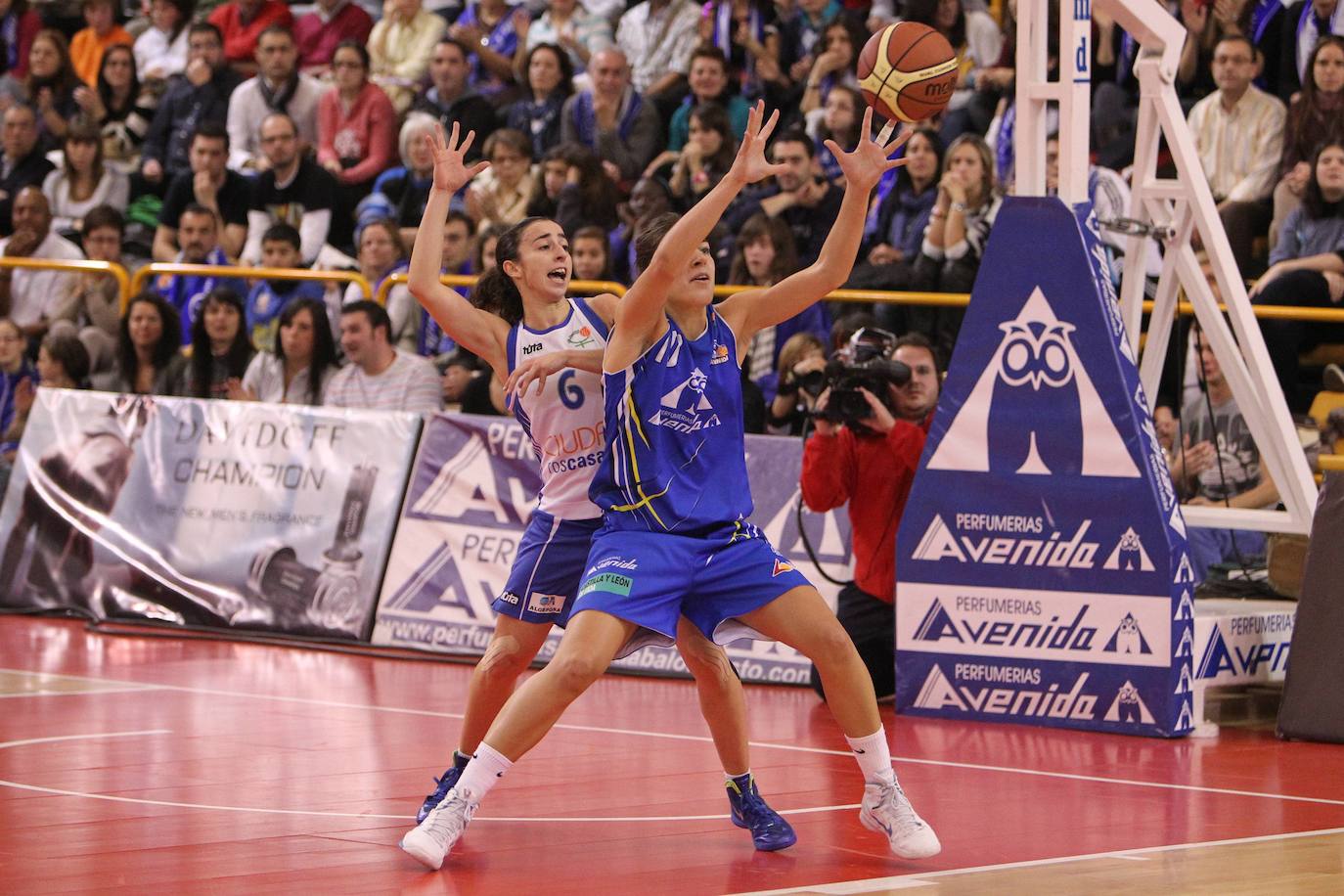 Al finalizar la temporada 2010-11, con el triplete de Euroliga, Liga femenina y Supercopa de España con Avenida, Silvia Domínguez tras 5 temporadas en Salamanca, firmó con el Ros Casares de Valencia, al igual que Sancho Lyttle. El 3 de diciembre de 2011 se produce la vuelta de Silvia a Würzburg en liga que ganaron las valencianas por 55-89. En esta temporada, Silvia consigue Liga y Euroliga con el Ros. En la foto junto a Marta Xargay de azulona.