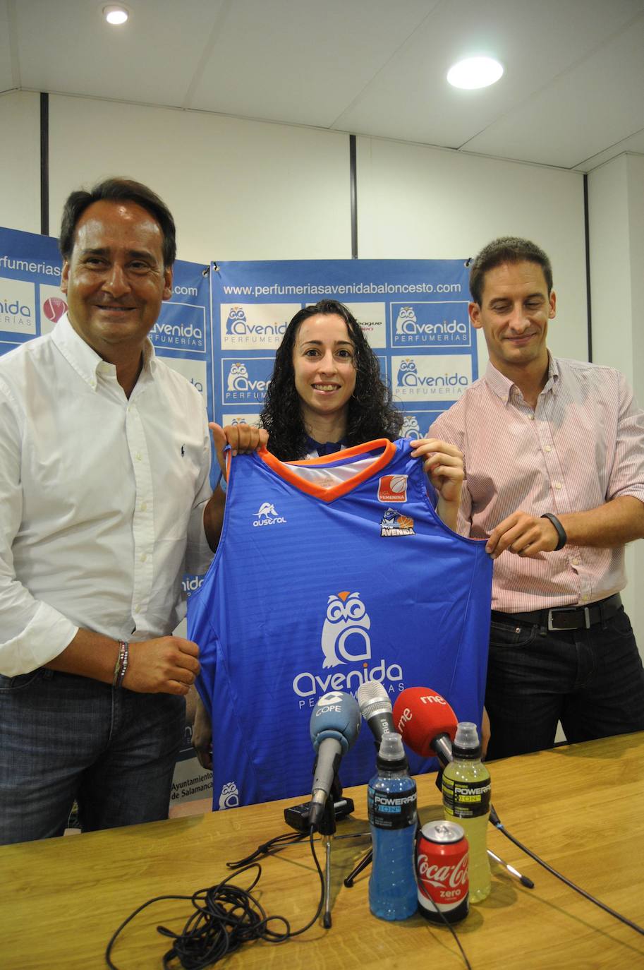 El 27 de agosto de 2015 Silvia Domínguez vuelve a ser presentada por el Perfumerías Avenida con los galones de capitana del equipo, a las ordenes de Alberto Miranda que aparece junto a Jorge Recio. Firma para las siguientes dos temporadas.
