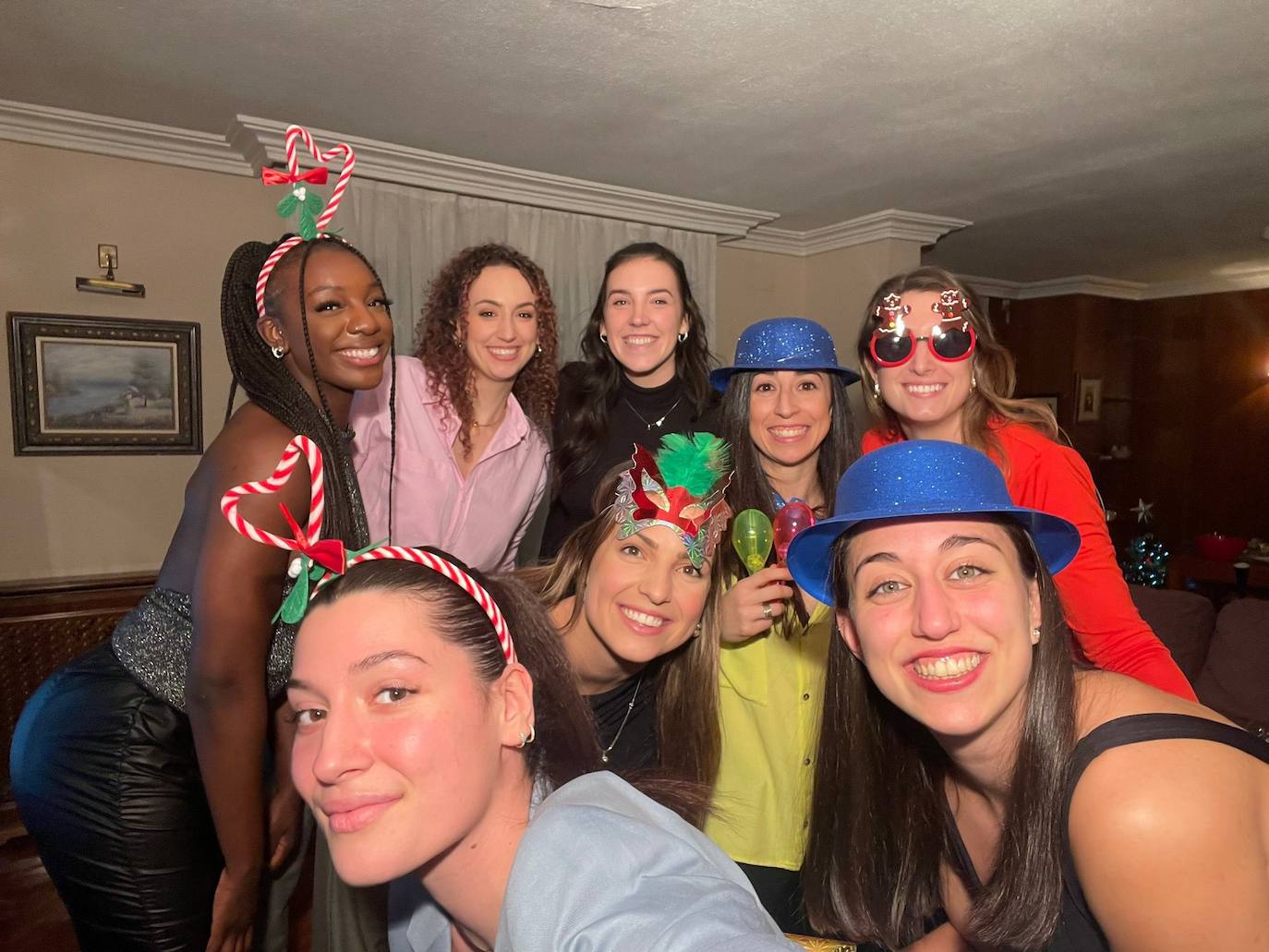 Una simpática imagen de la celebración de la Nochevieja de 2022. Michaela Onyenwere, Mariella Fasoula, Aleks Crvendakic, Bridget Carleton, Yoyo Nogic, Silvia Domínguez, Leo Rodríguez y Maite Cazorla en la fotografía.