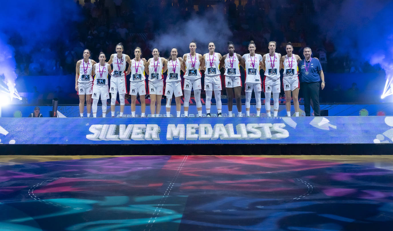 En el Eurobasket de 2023 Silvia consiguió su última medalla internacional con España. En la imagen, las jugadoras españolas en el podio con la medalla de plata tras perder ante Bélgica por 58-64 el 25 de junio.