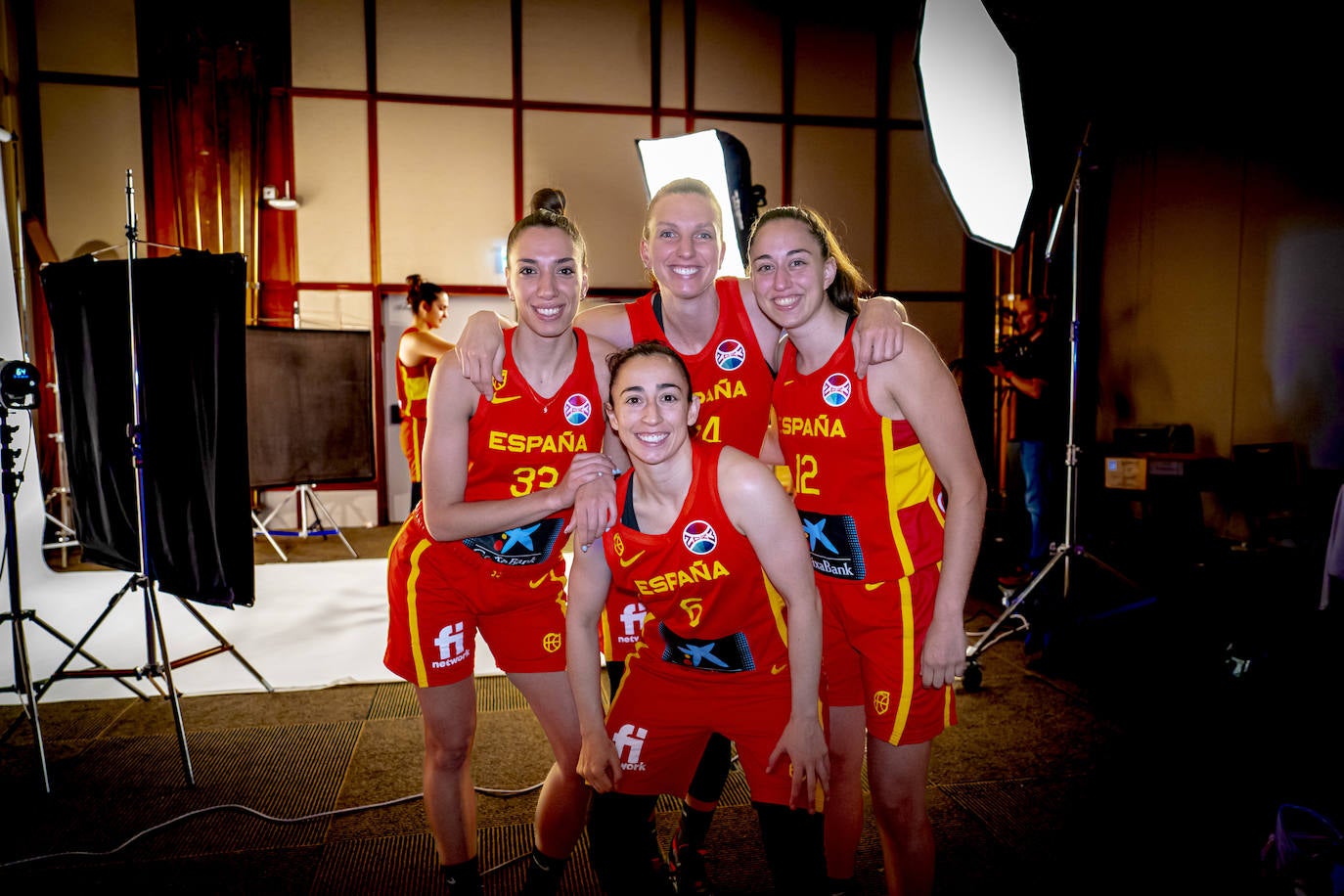 Los Juegos Olímpicos de París de 2024 fueron la despedida de Silvia como internacional. La selección española perdió en cuartos de final ante Bélgica el 7 de agosto, después de una primera fase invictas. En la imagen, aparecen Silvia Domínguez y Laura Gil, con Quevedo y Cazorla, en una sesión de fotos antes de la cita olímpica.