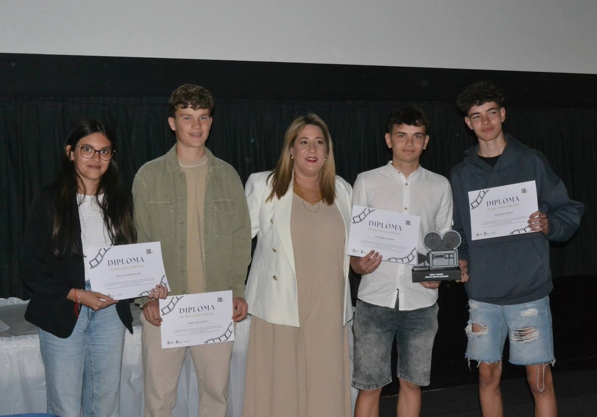 Jóvenes y mayores muestran su talento creativo gracias a Faricine