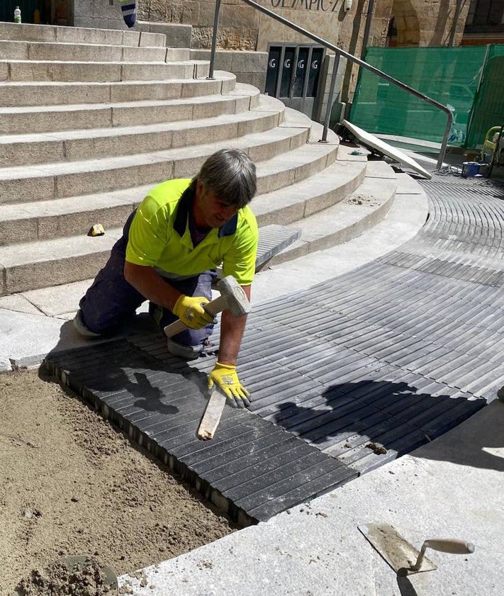 Imagen secundaria 2 - Las renovadas escaleras de la Plaza Mayor, a falta de remates