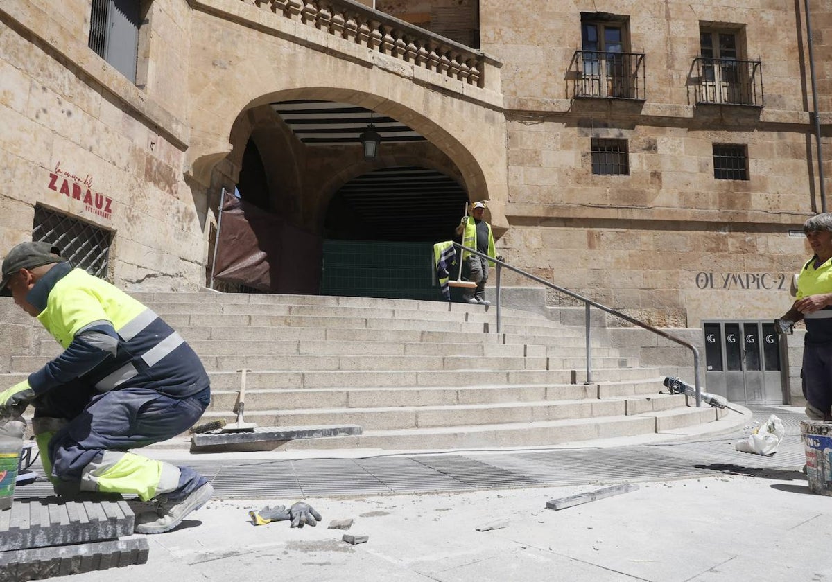 Las renovadas escaleras de la Plaza Mayor, a falta de remates
