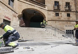 Albañiles colocan el suelo direccional en las escaleras del Ochavo, este viernes.